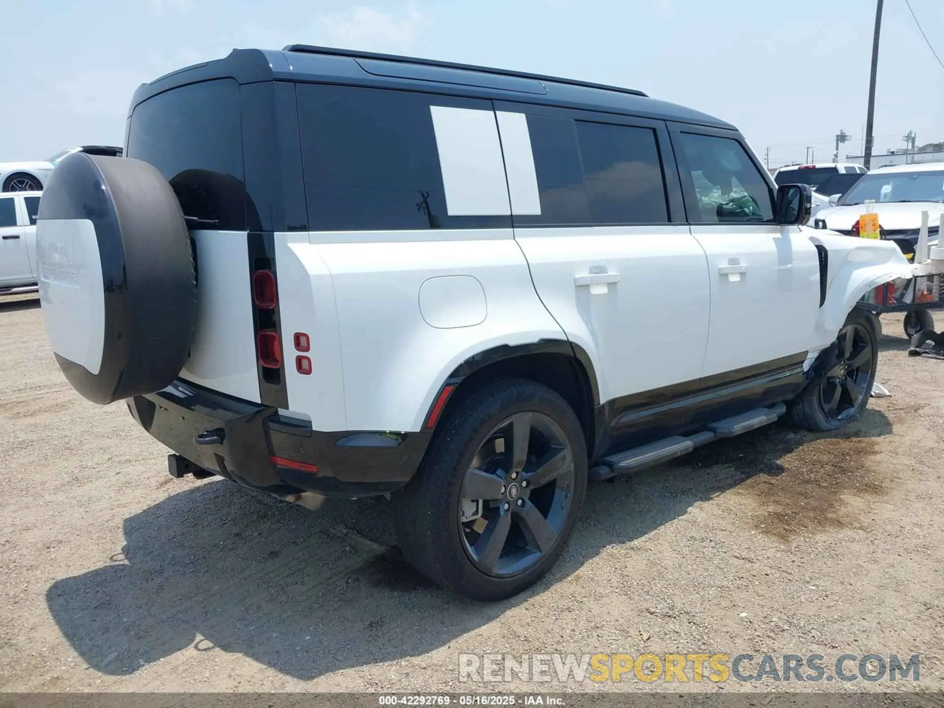 4 Photograph of a damaged car SALE27EU5S2419028 LAND ROVER DEFENDER 2025