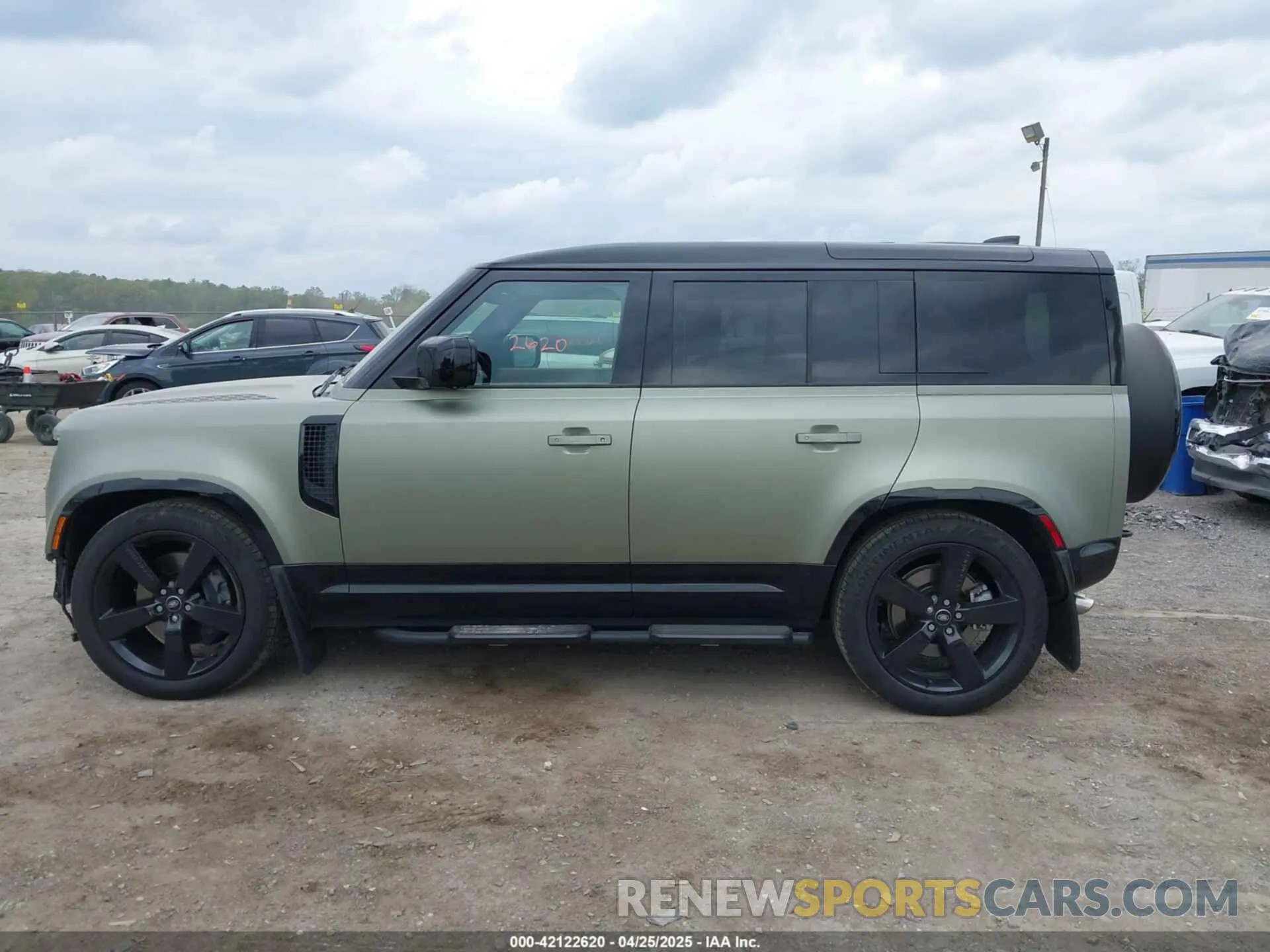 14 Photograph of a damaged car SALE2EFE8S2357717 LAND ROVER DEFENDER 2025