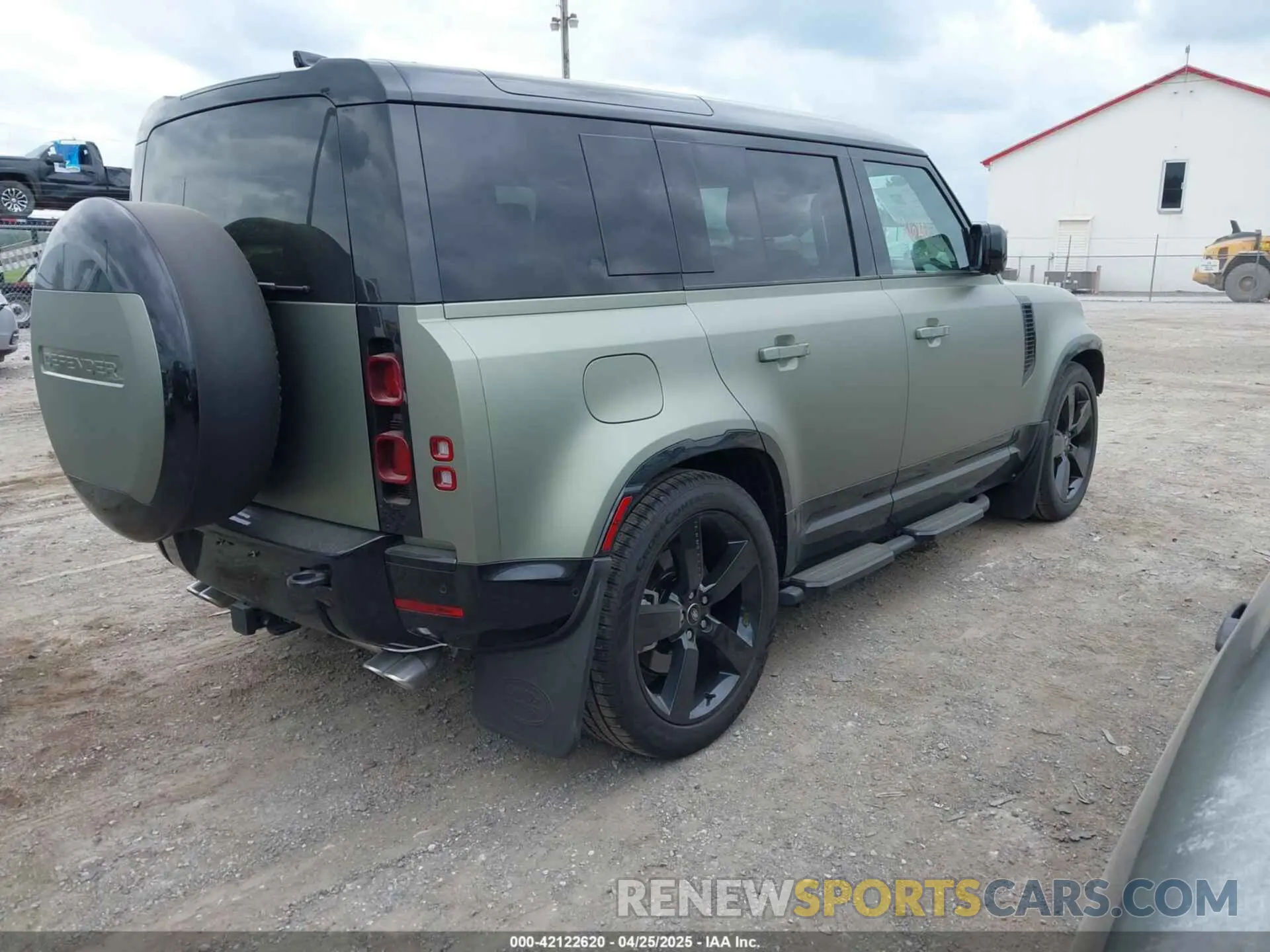 4 Photograph of a damaged car SALE2EFE8S2357717 LAND ROVER DEFENDER 2025