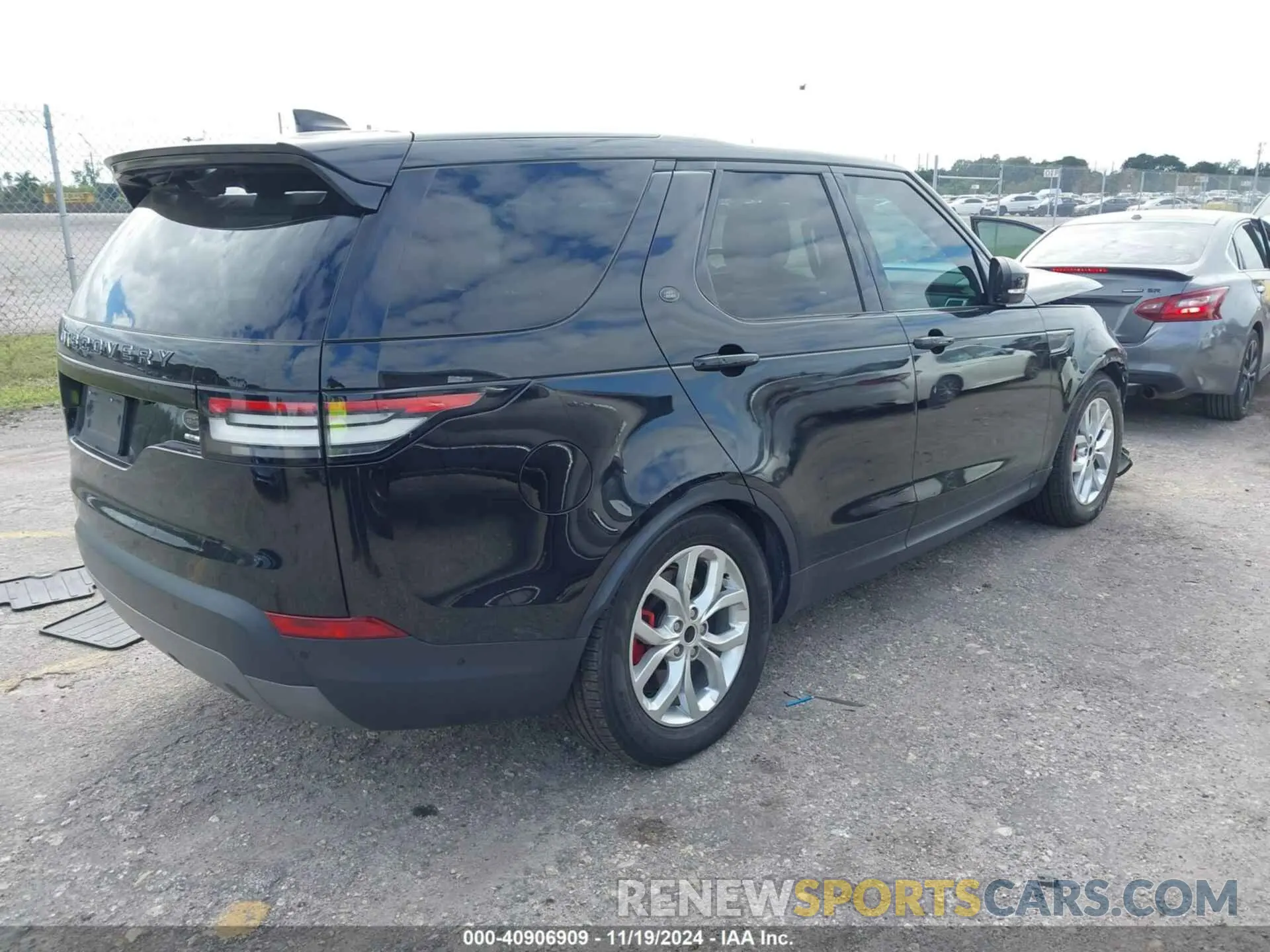 4 Photograph of a damaged car SALRG2RV7L2430039 LAND ROVER DISCOVERY 2020