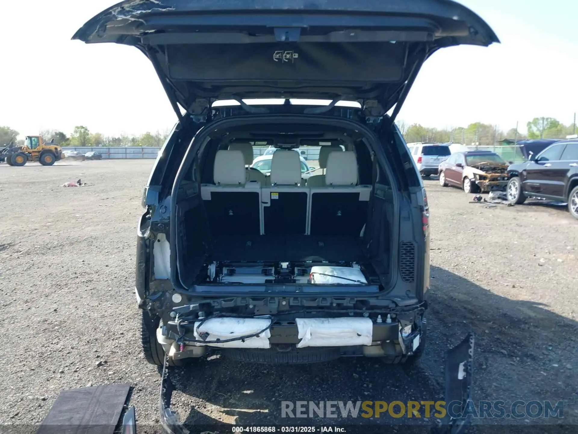 17 Photograph of a damaged car SALRT4EU4P2482030 LAND ROVER DISCOVERY 2023