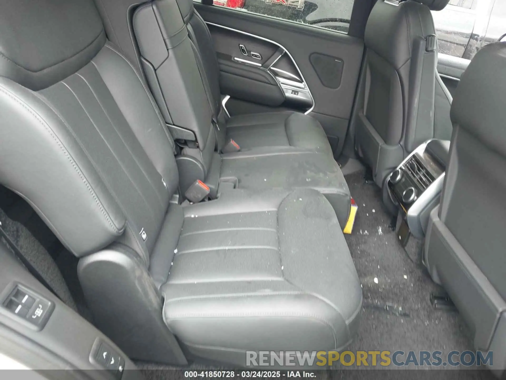 8 Photograph of a damaged car SALKPBFU9SA285037 LAND ROVER RANGE ROVER 2025