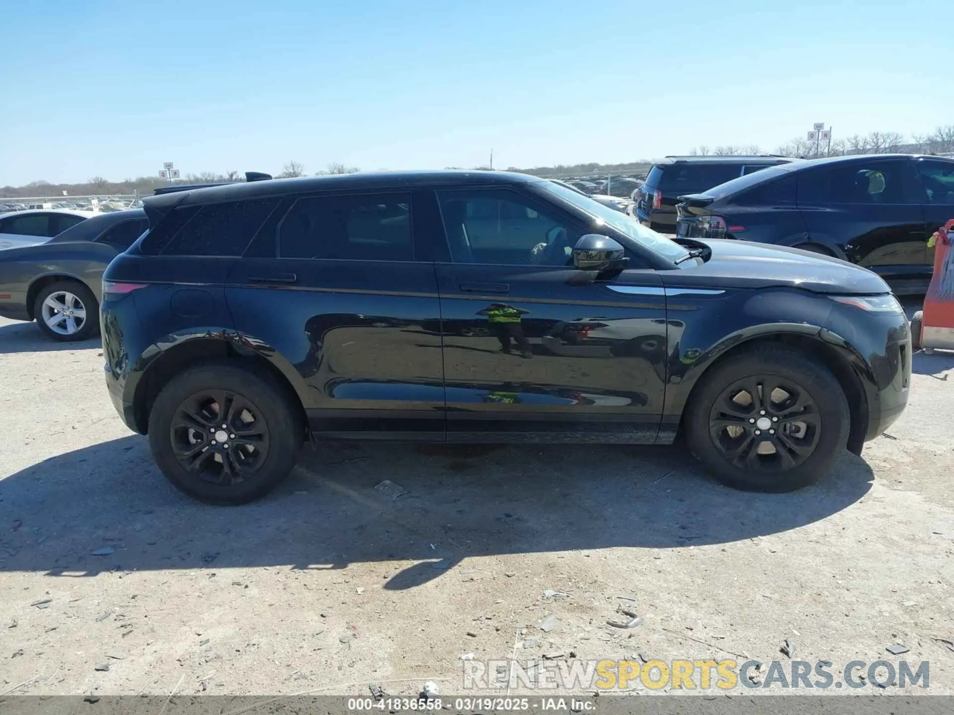 12 Photograph of a damaged car SALZJ2FX1NH176951 LAND ROVER RANGE ROVER EVOQUE 2022