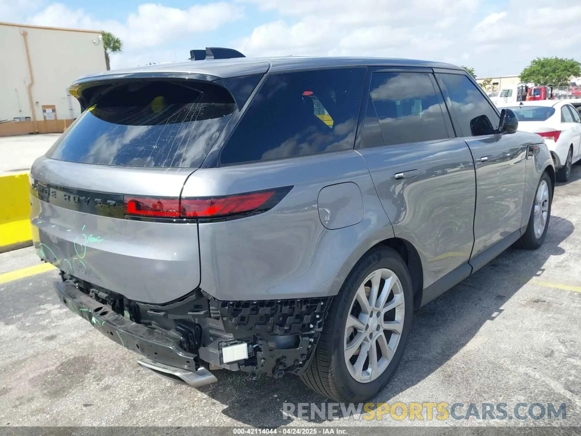 4 Photograph of a damaged car SAL1P9EU6SA454047 LAND ROVER RANGE ROVER SPORT 2025