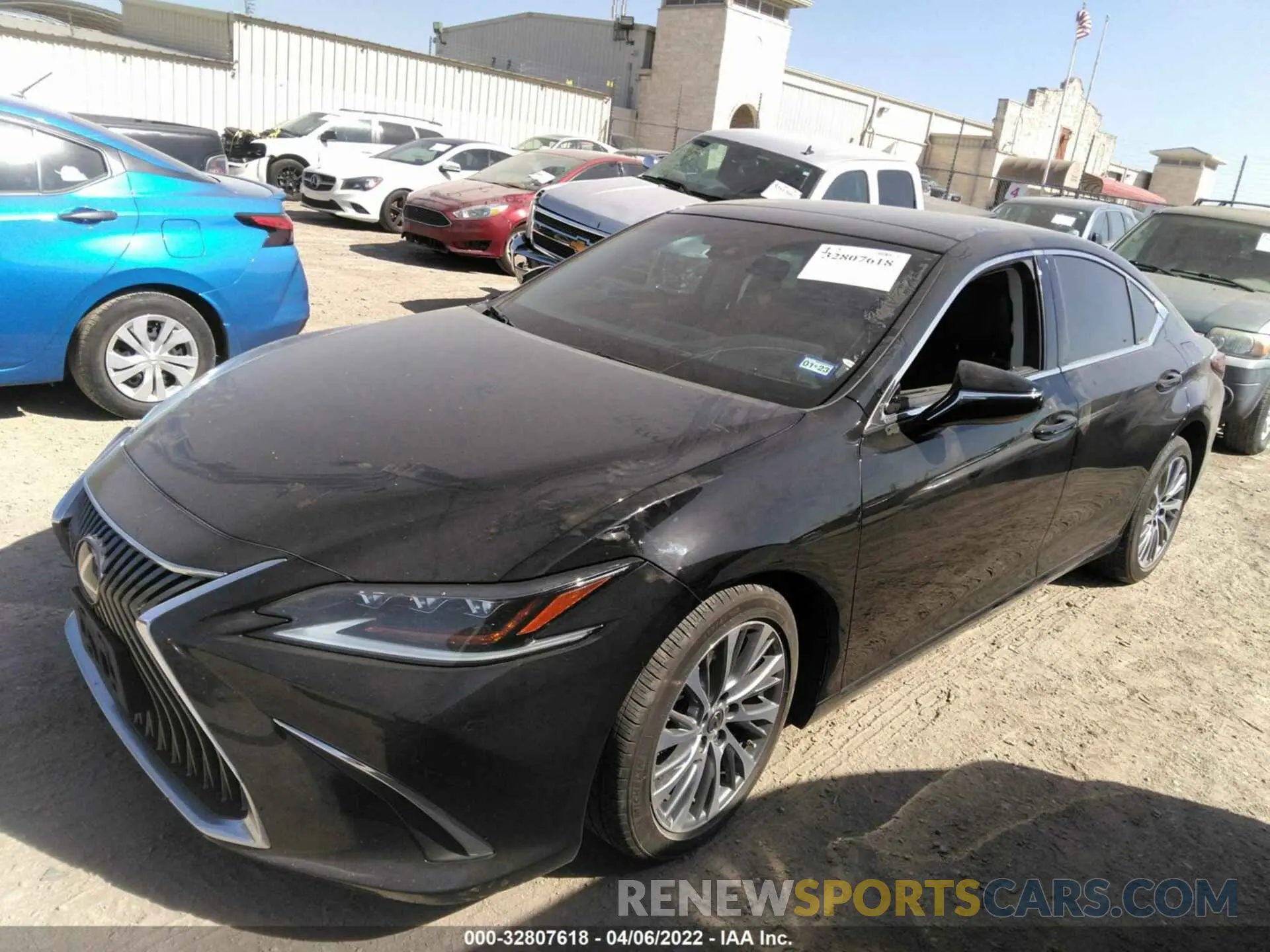 2 Фотография поврежденного автомобиля 58ABZ1B12KU022110 LEXUS ES 2019