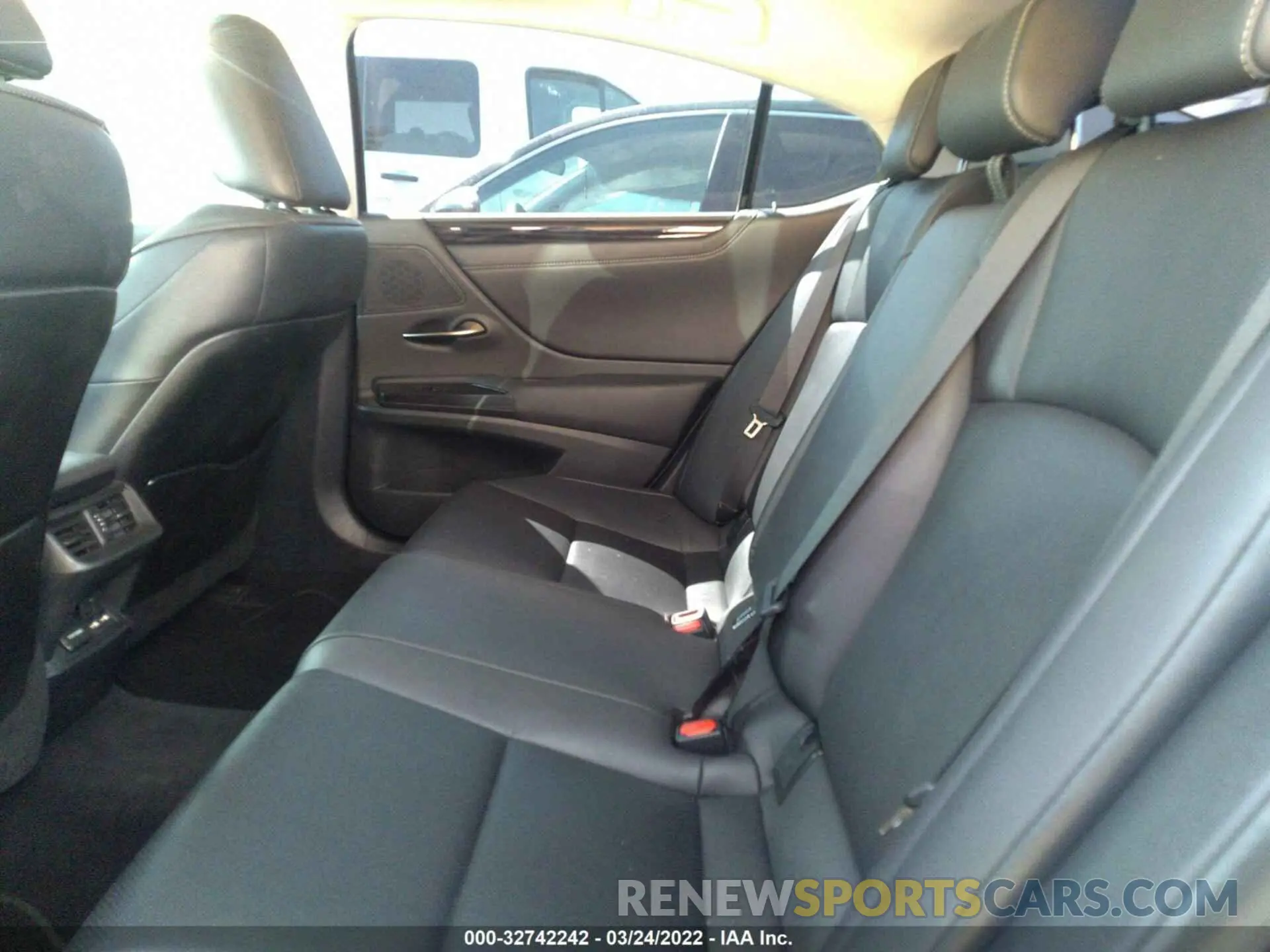 8 Фотография поврежденного автомобиля 58ADZ1B15MU097556 LEXUS ES 2021