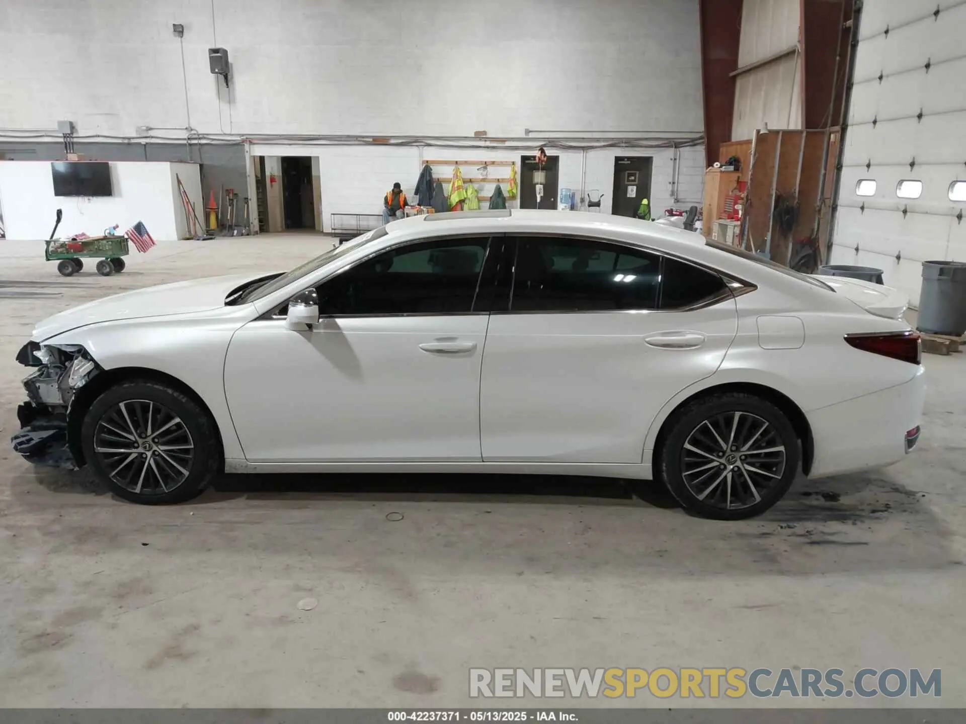 14 Photograph of a damaged car 58AD11D17NU009340 LEXUS ES 250 2022