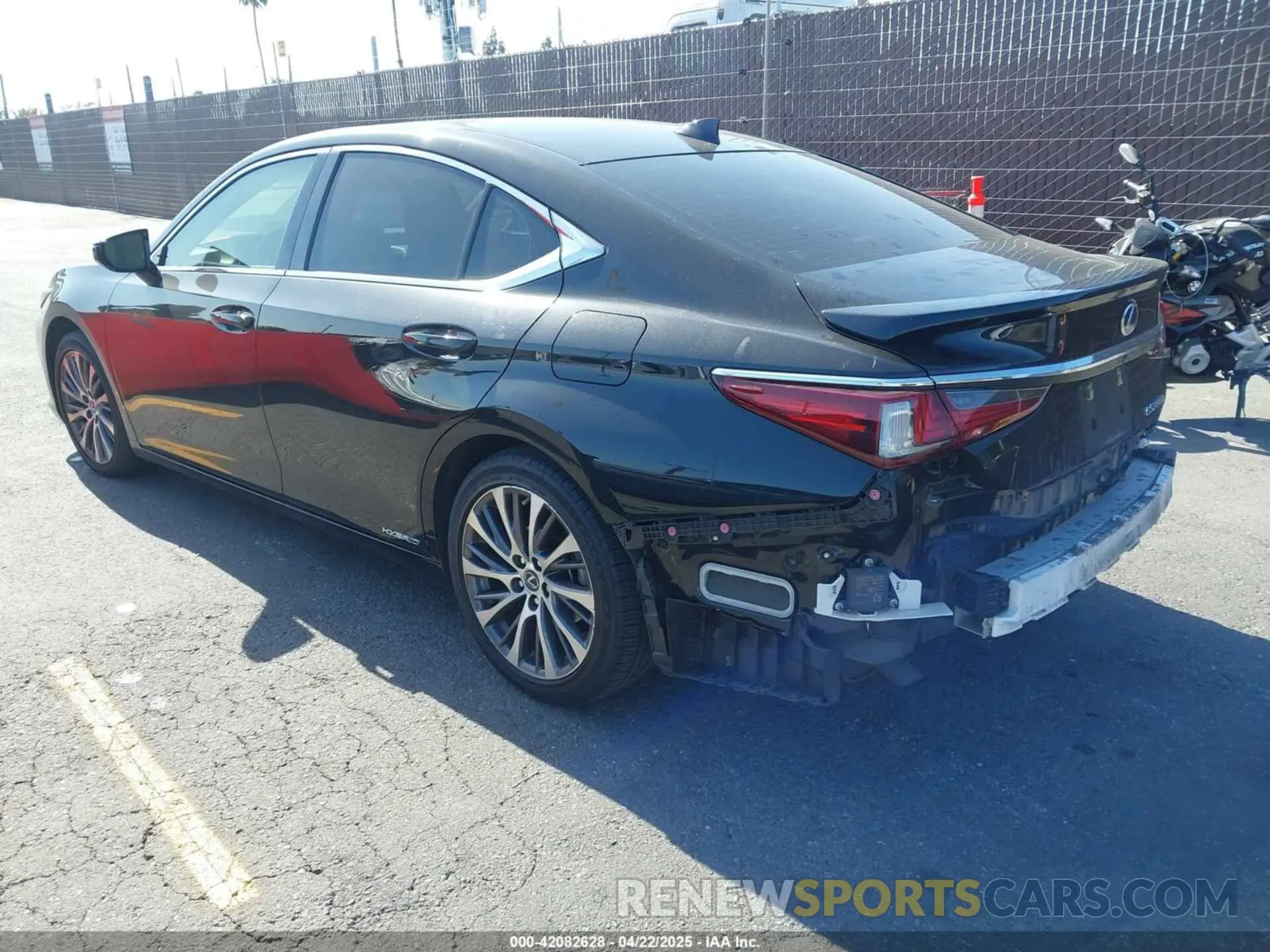 3 Фотография поврежденного автомобиля JTHB21B11K2024098 LEXUS ES 300H 2019