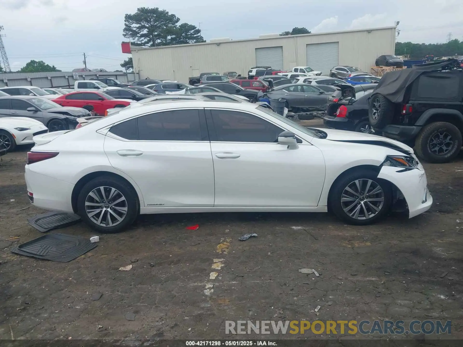 13 Photograph of a damaged car 58AC21B10LU006207 LEXUS ES 300H 2020