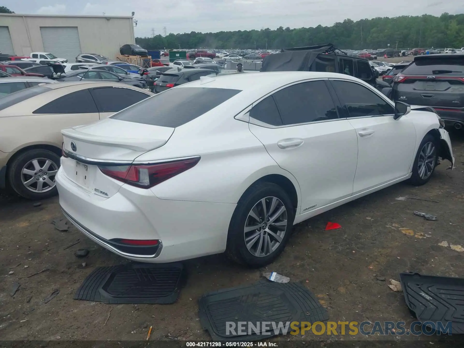 4 Photograph of a damaged car 58AC21B10LU006207 LEXUS ES 300H 2020