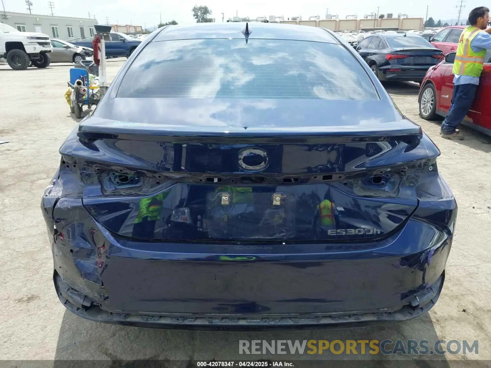 17 Photograph of a damaged car 58AD21B10LU007636 LEXUS ES 300H 2020