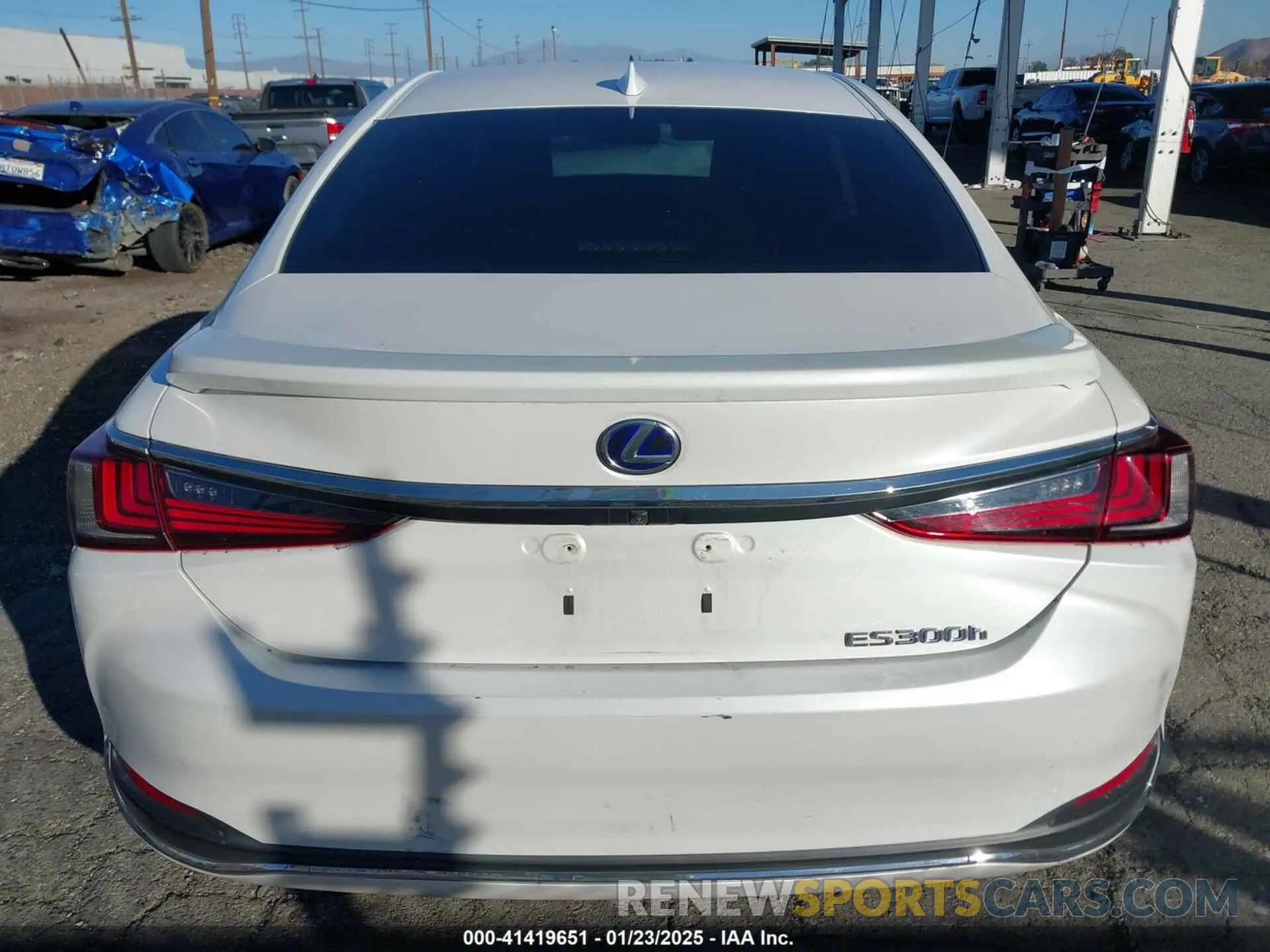 16 Photograph of a damaged car 58ACA1C13MU005572 LEXUS ES 300H 2021
