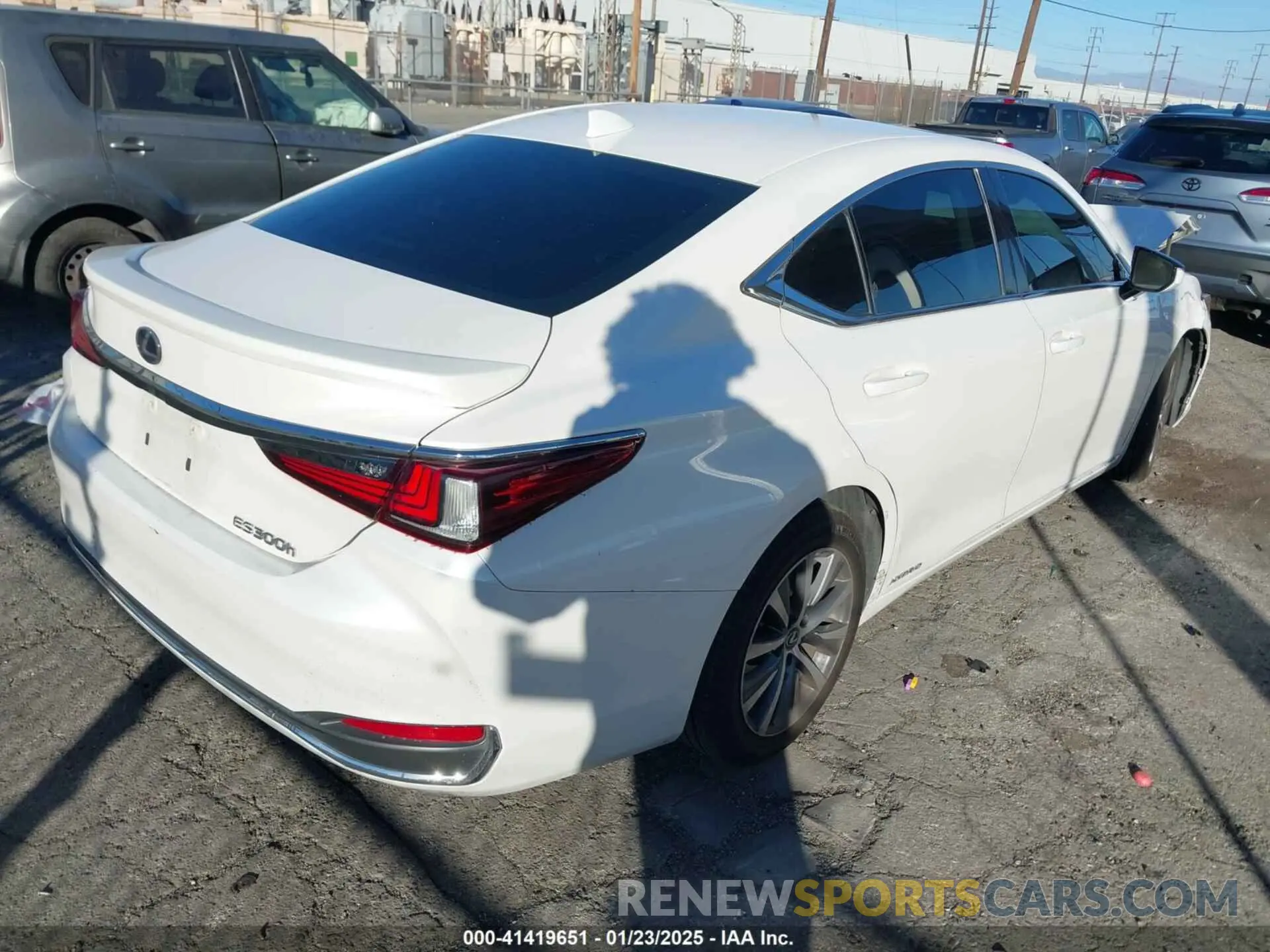 4 Photograph of a damaged car 58ACA1C13MU005572 LEXUS ES 300H 2021