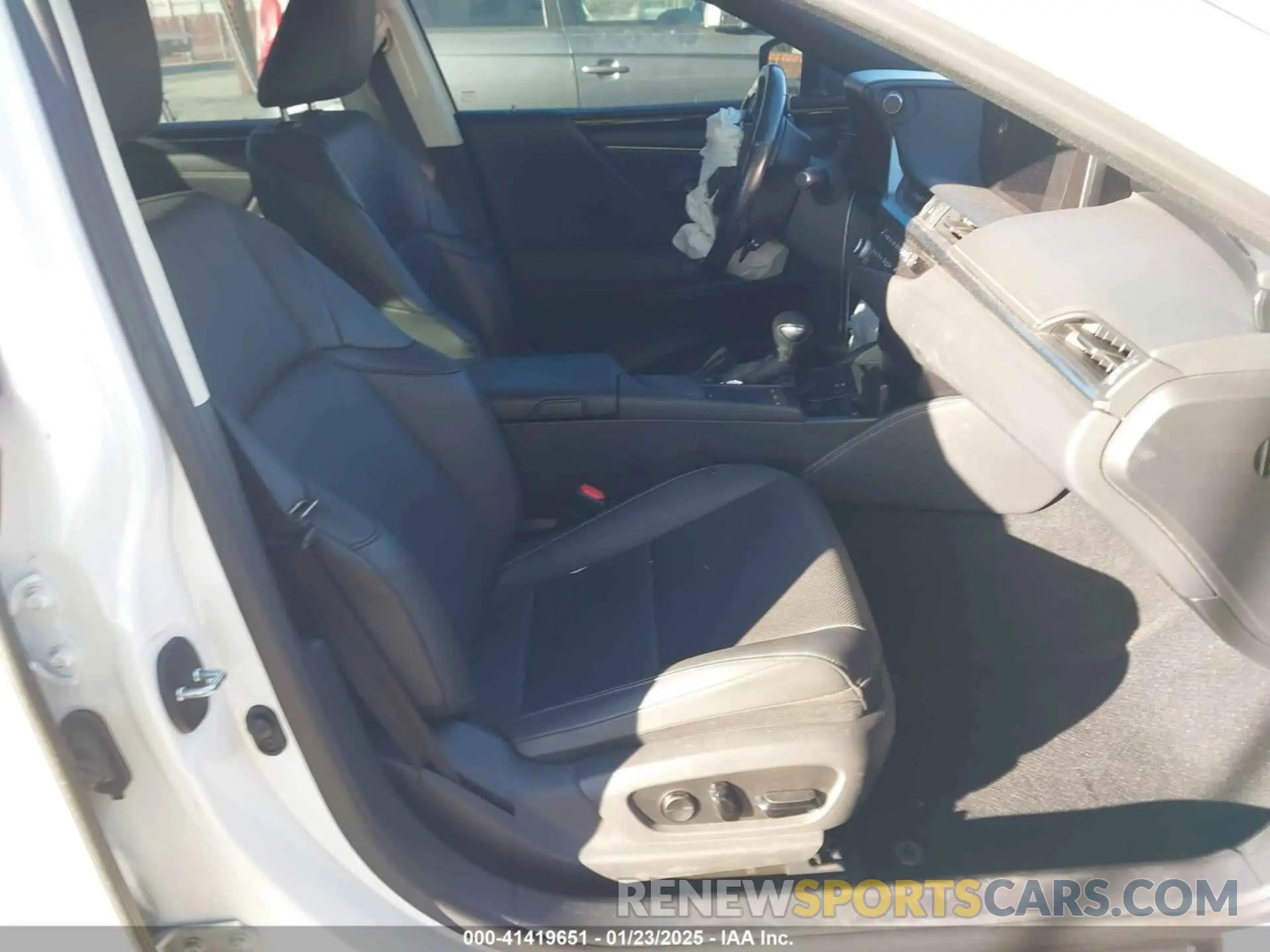 5 Photograph of a damaged car 58ACA1C13MU005572 LEXUS ES 300H 2021