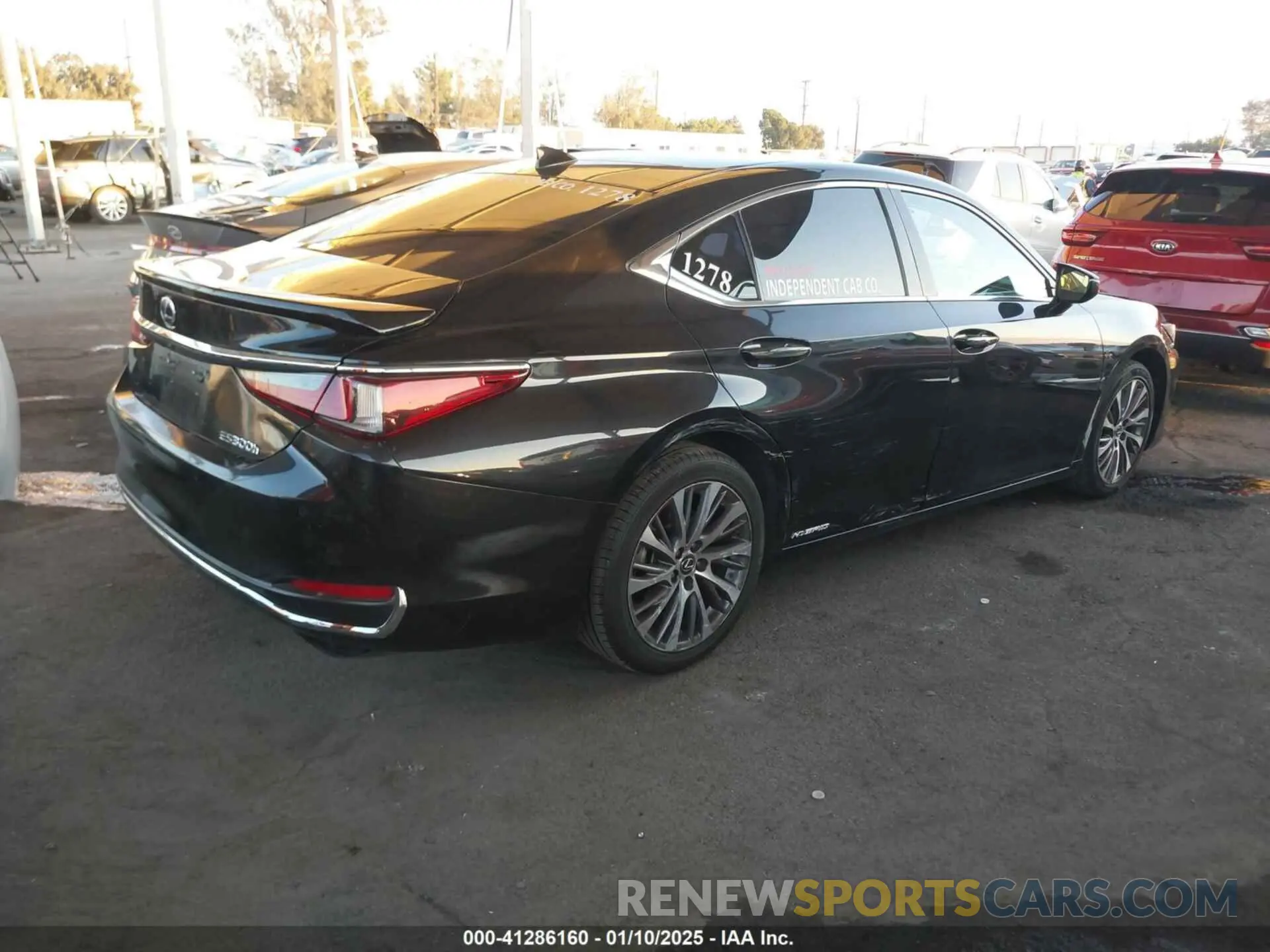 4 Photograph of a damaged car 58ADA1C13MU005334 LEXUS ES 300H 2021
