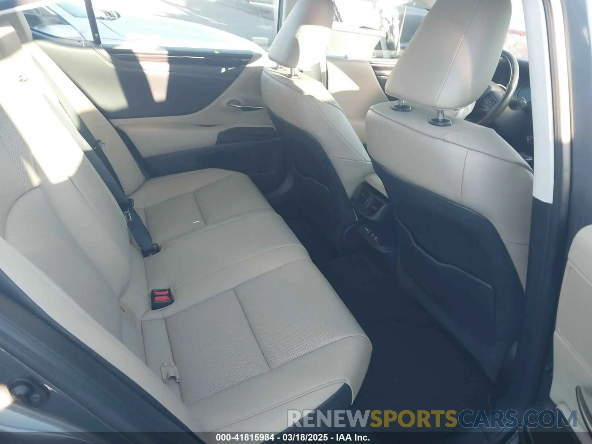 8 Photograph of a damaged car 58ADA1C1XMU001121 LEXUS ES 300H 2021
