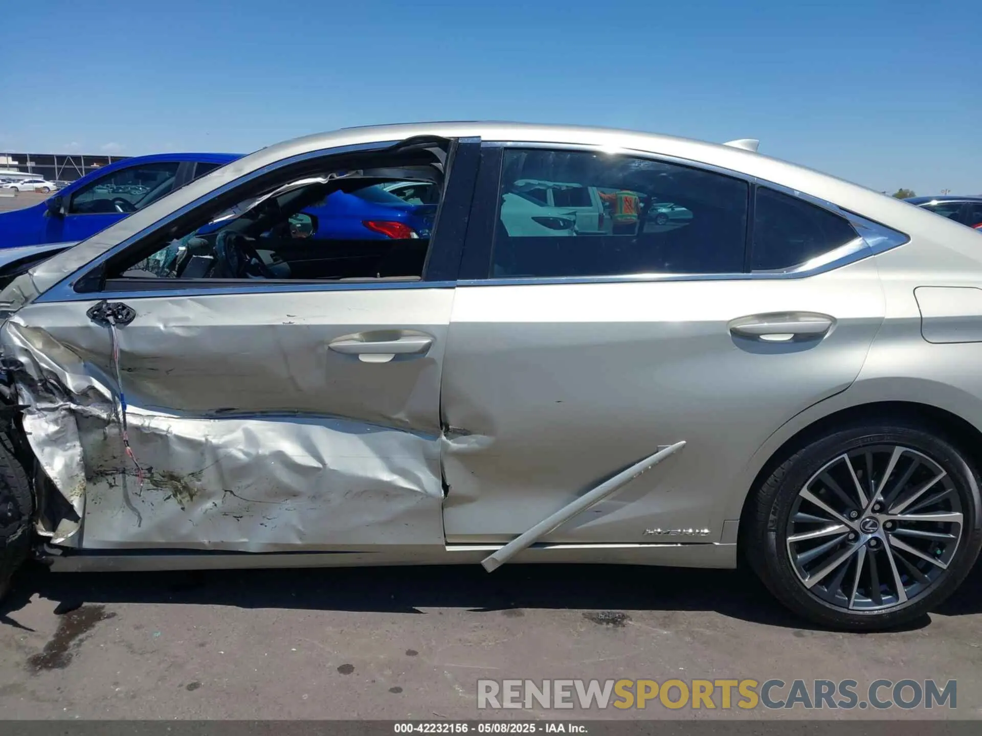 14 Photograph of a damaged car 58ADA1C13NU019137 LEXUS ES 300H 2022