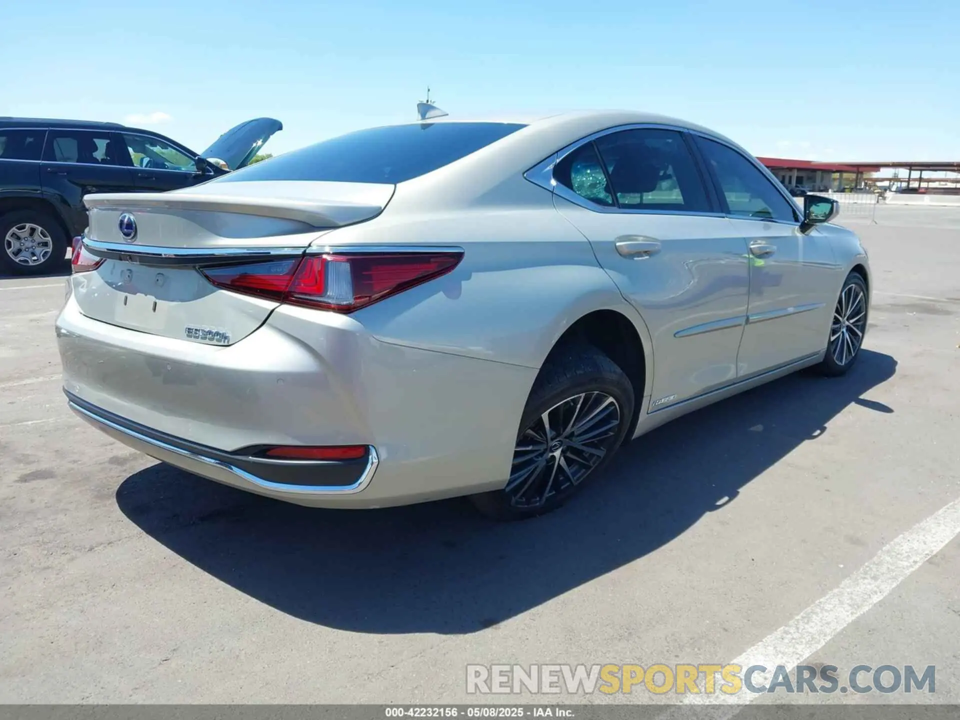 4 Photograph of a damaged car 58ADA1C13NU019137 LEXUS ES 300H 2022