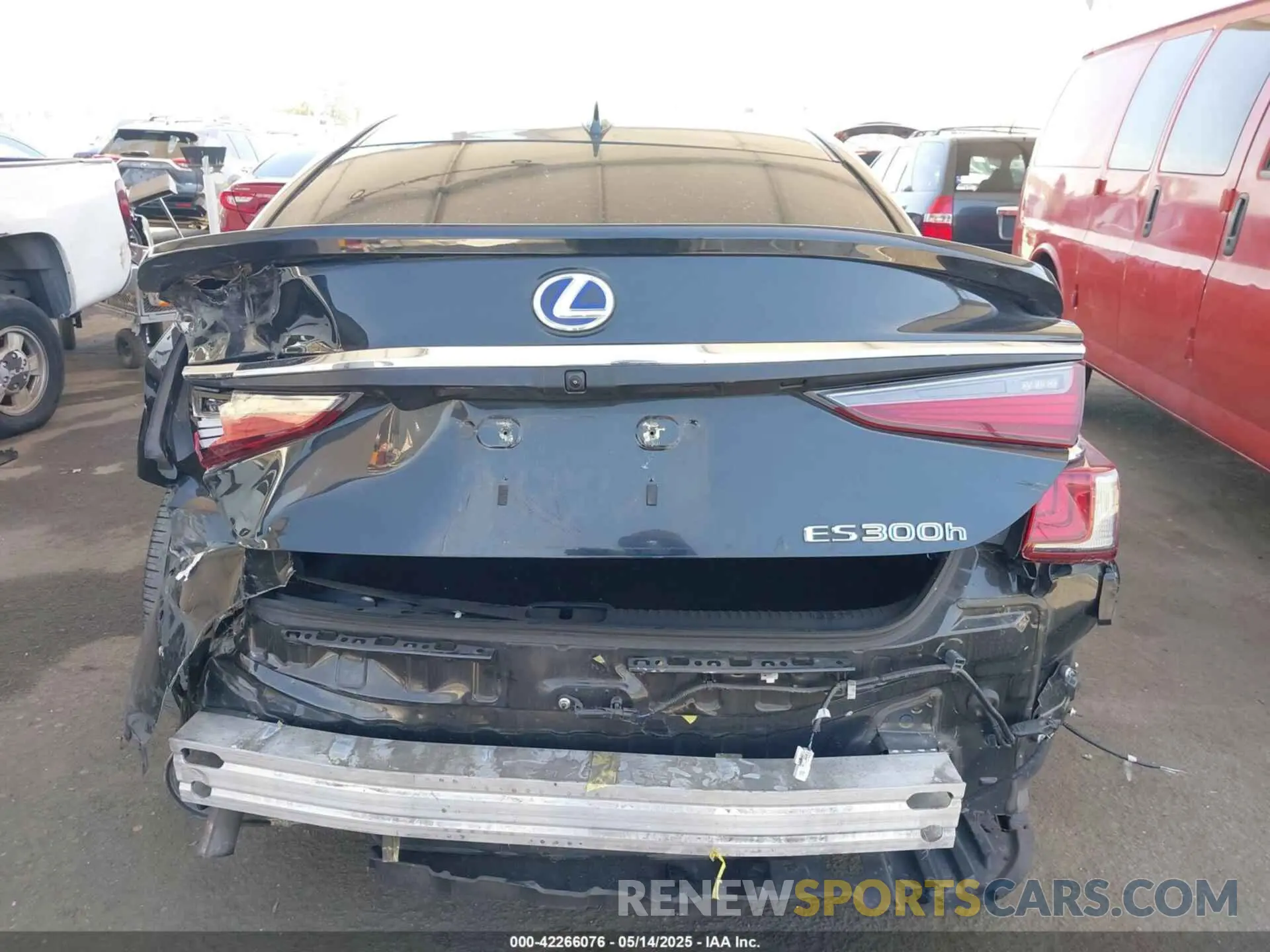 17 Photograph of a damaged car 58ADA1C16NU025224 LEXUS ES 300H 2022