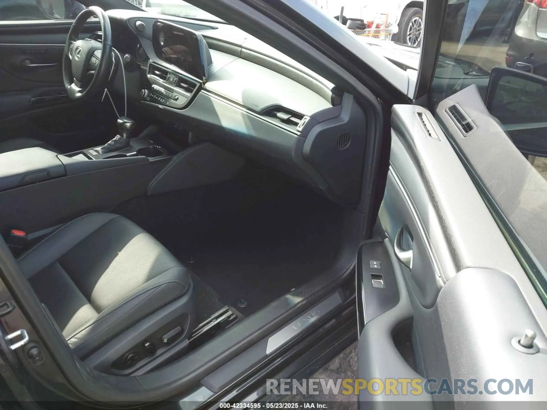 5 Photograph of a damaged car 58ADA1C14RU037328 LEXUS ES 300H 2024