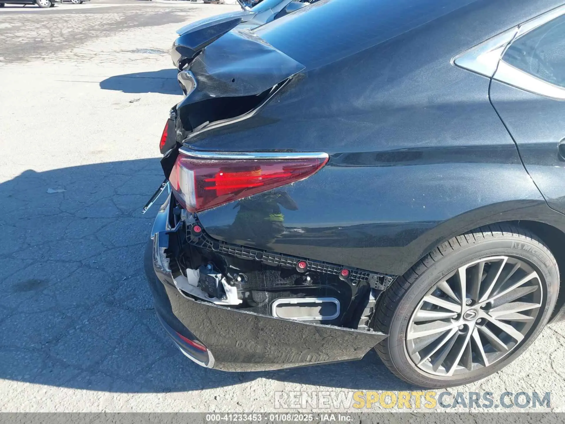 17 Photograph of a damaged car 58ADA1C15RU044241 LEXUS ES 300H 2024