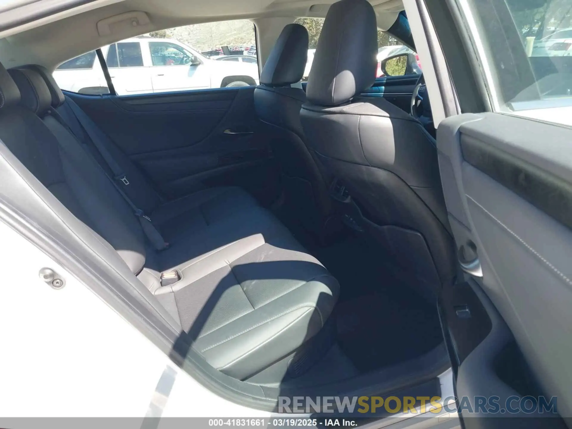 8 Photograph of a damaged car 58ADA1C16RU039730 LEXUS ES 300H 2024