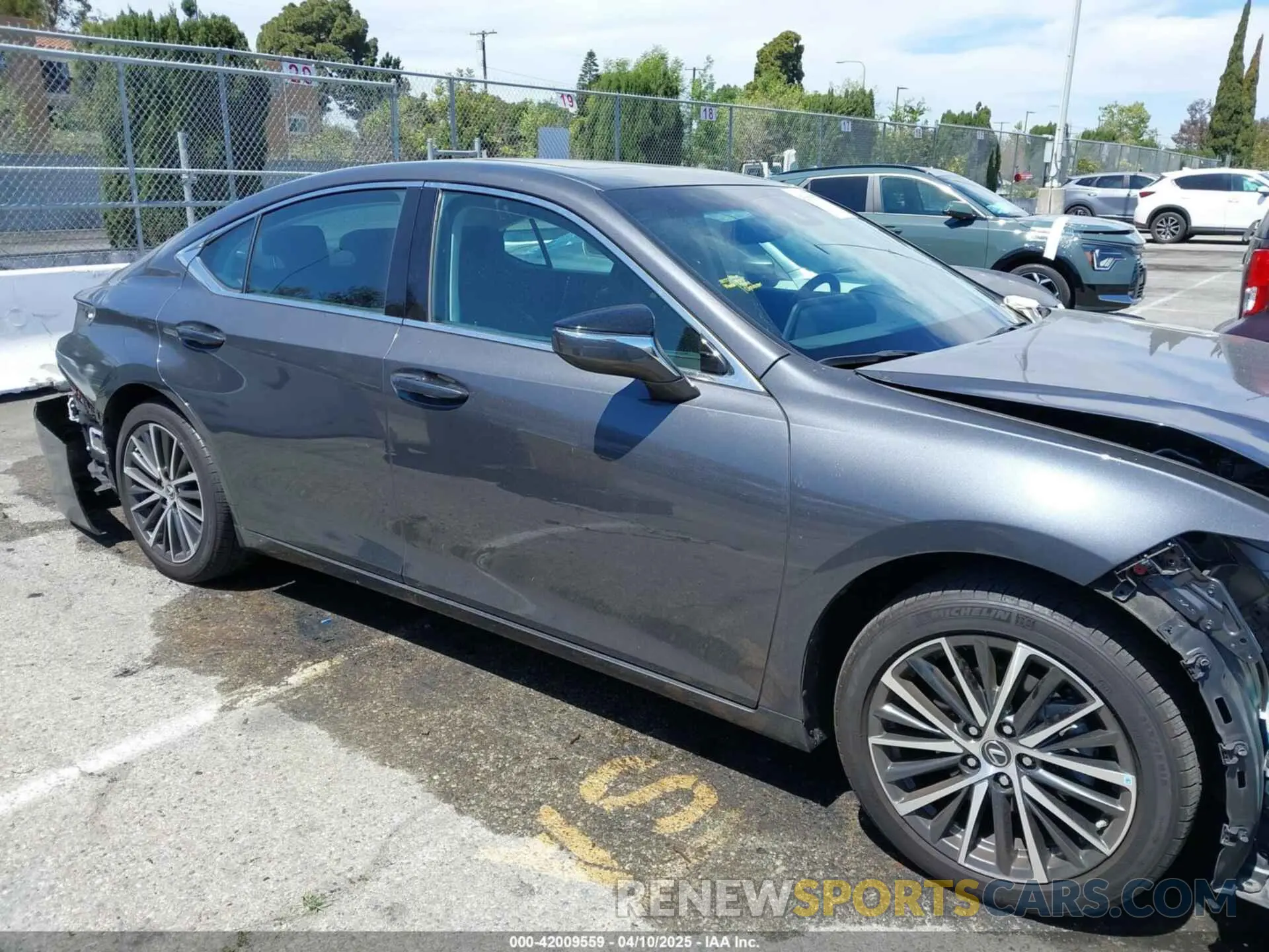 14 Photograph of a damaged car 58ADA1C19RU039687 LEXUS ES 300H 2024