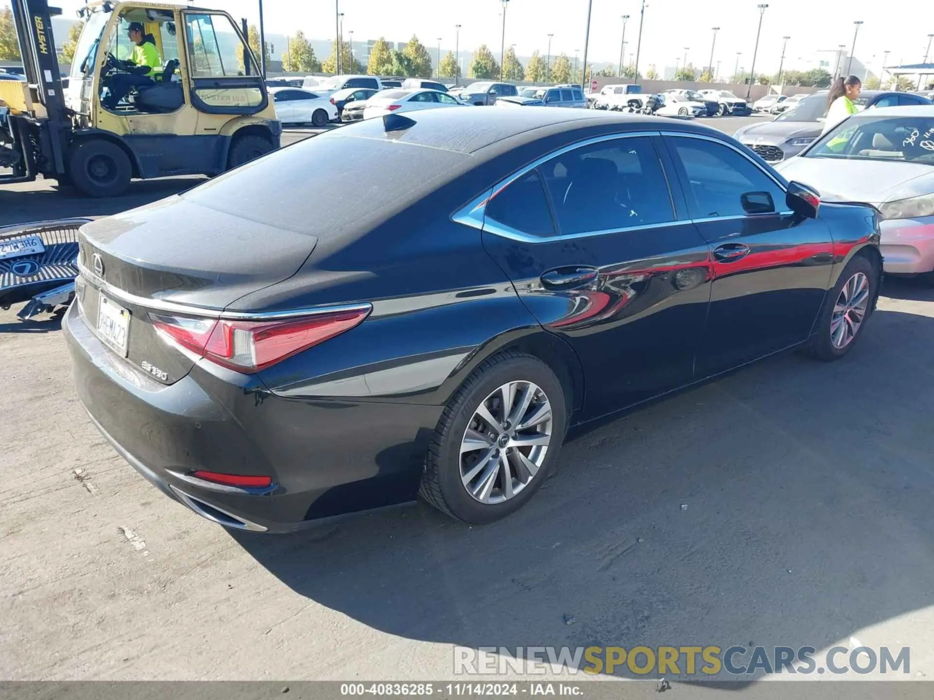4 Photograph of a damaged car 58ABZ1B14KU047302 LEXUS ES 350 2019
