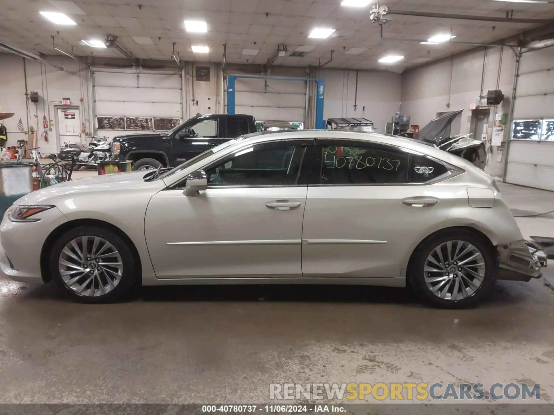 14 Photograph of a damaged car 58ABZ1B19KU006308 LEXUS ES 350 2019