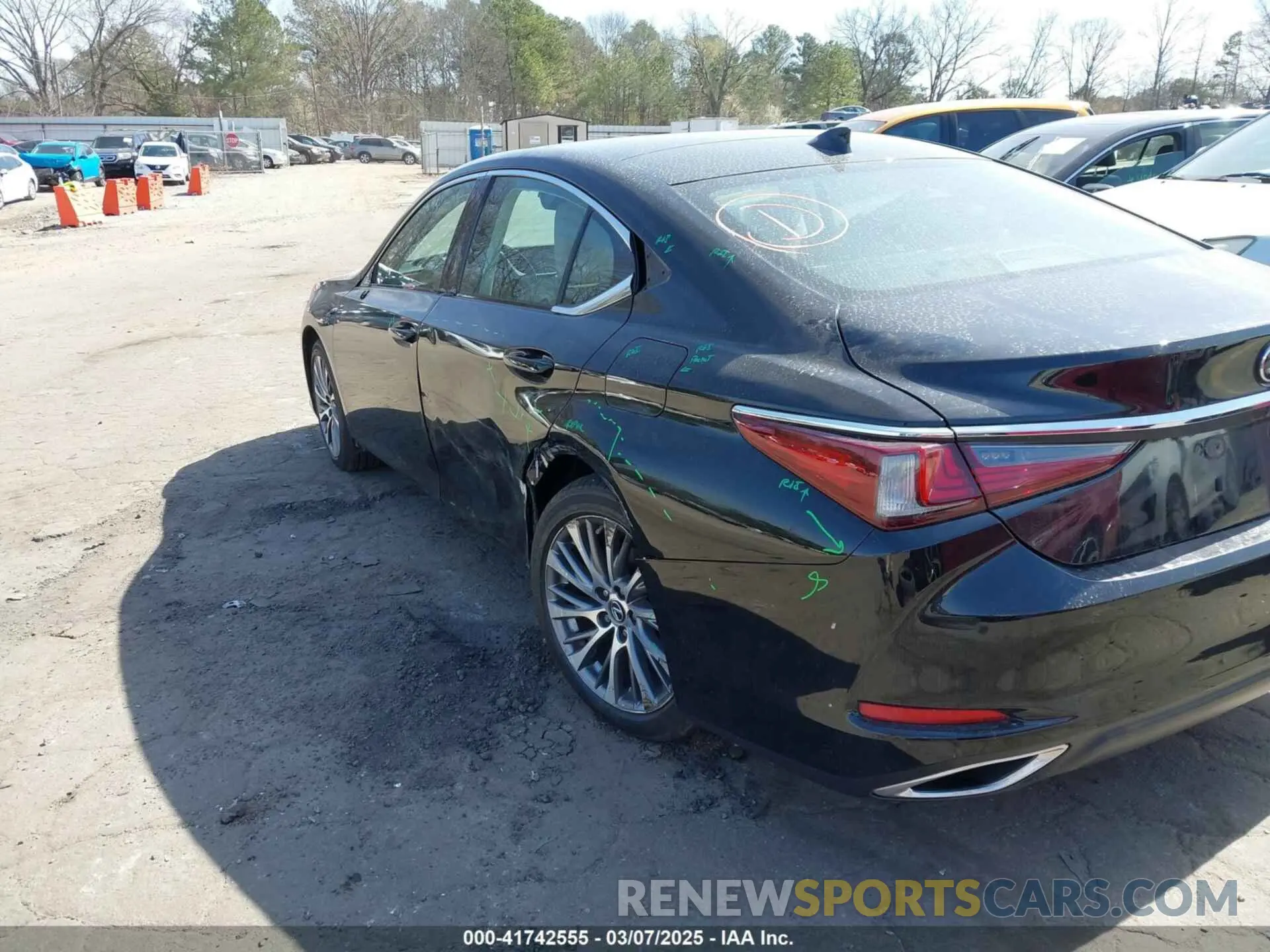 17 Photograph of a damaged car 58ABZ1B19KU026736 LEXUS ES 350 2019