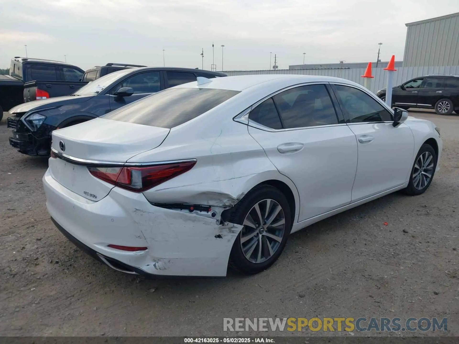 4 Photograph of a damaged car 58ADZ1B12LU074816 LEXUS ES 350 2020