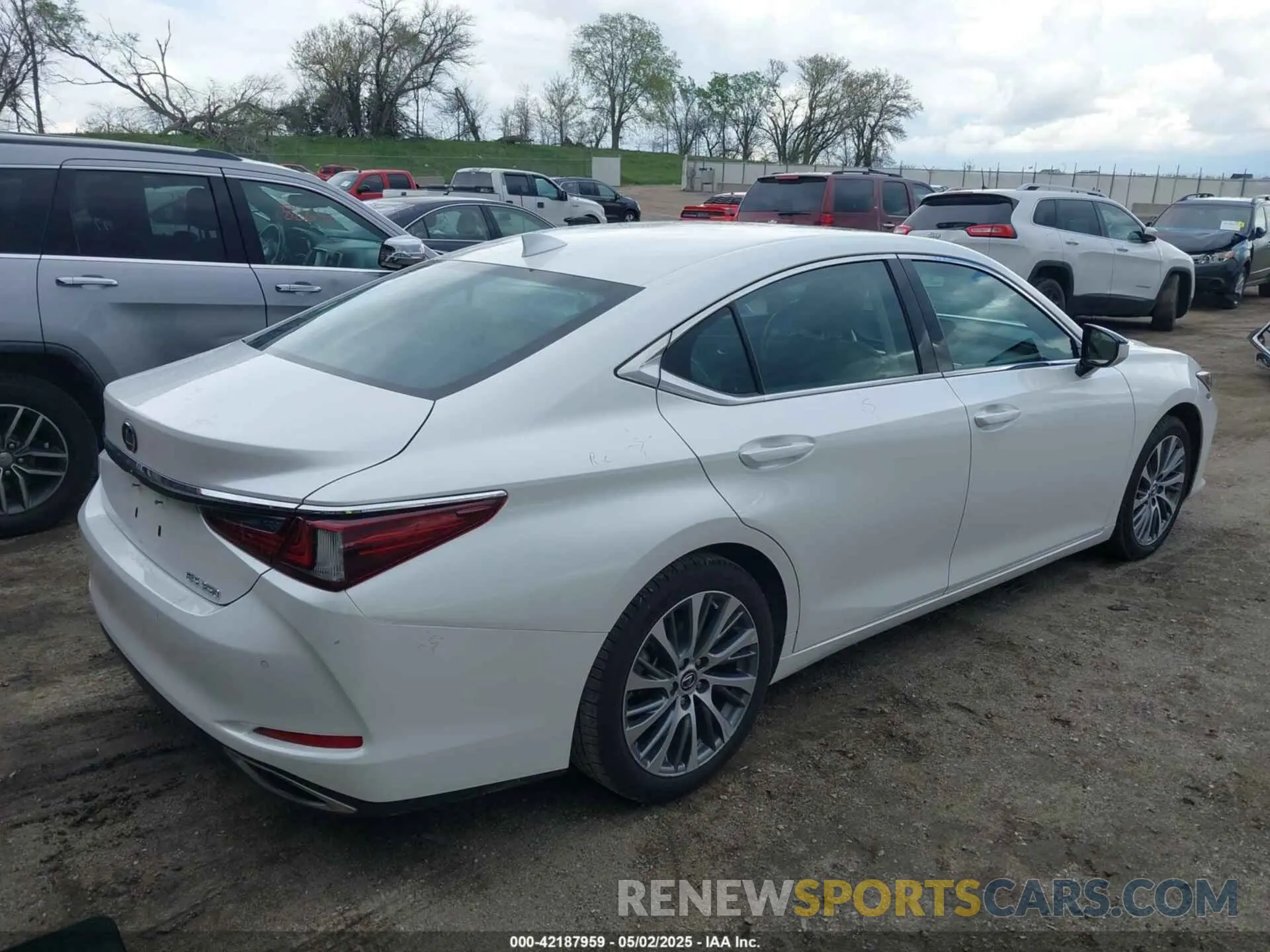 4 Photograph of a damaged car 58ADZ1B13LU067132 LEXUS ES 350 2020