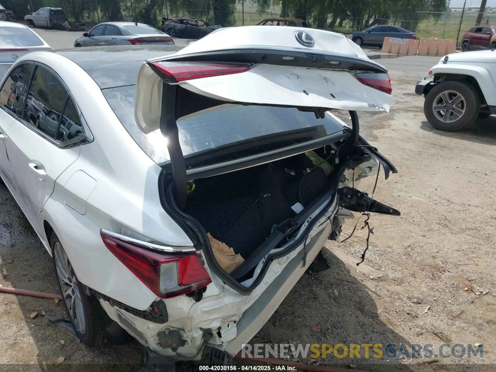 19 Photograph of a damaged car 58ADZ1B18LU065117 LEXUS ES 350 2020