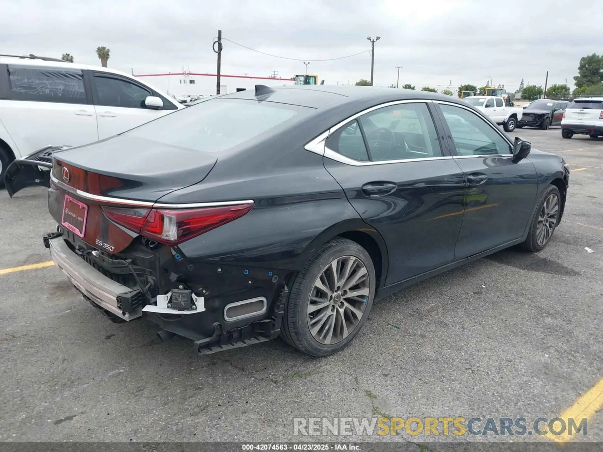 4 Photograph of a damaged car 58ADZ1B18LU070415 LEXUS ES 350 2020