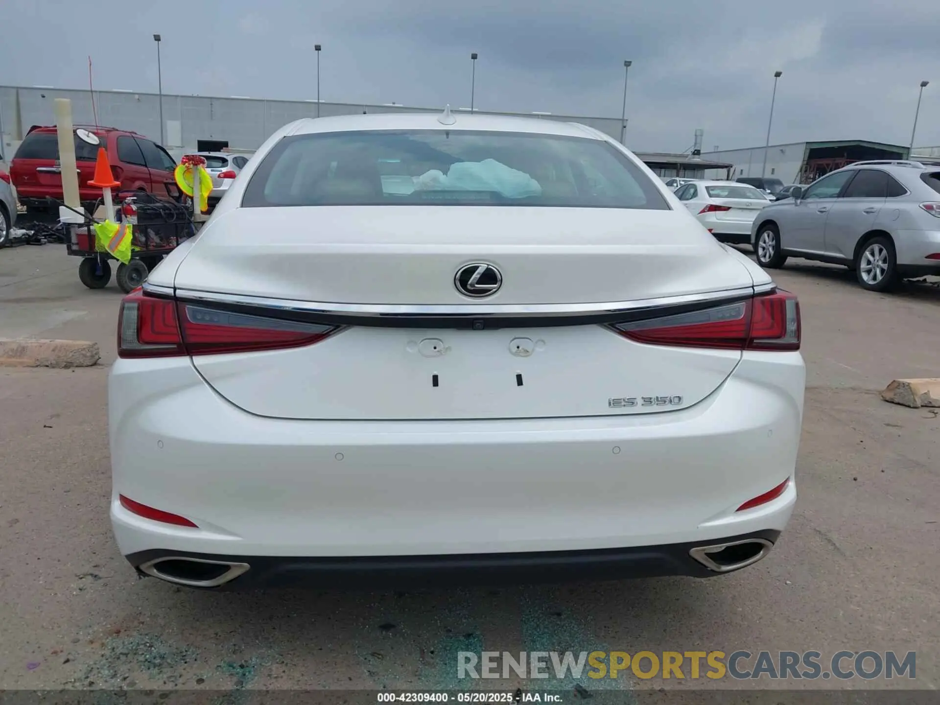 17 Photograph of a damaged car 58AEZ1B14LU056693 LEXUS ES 350 2020