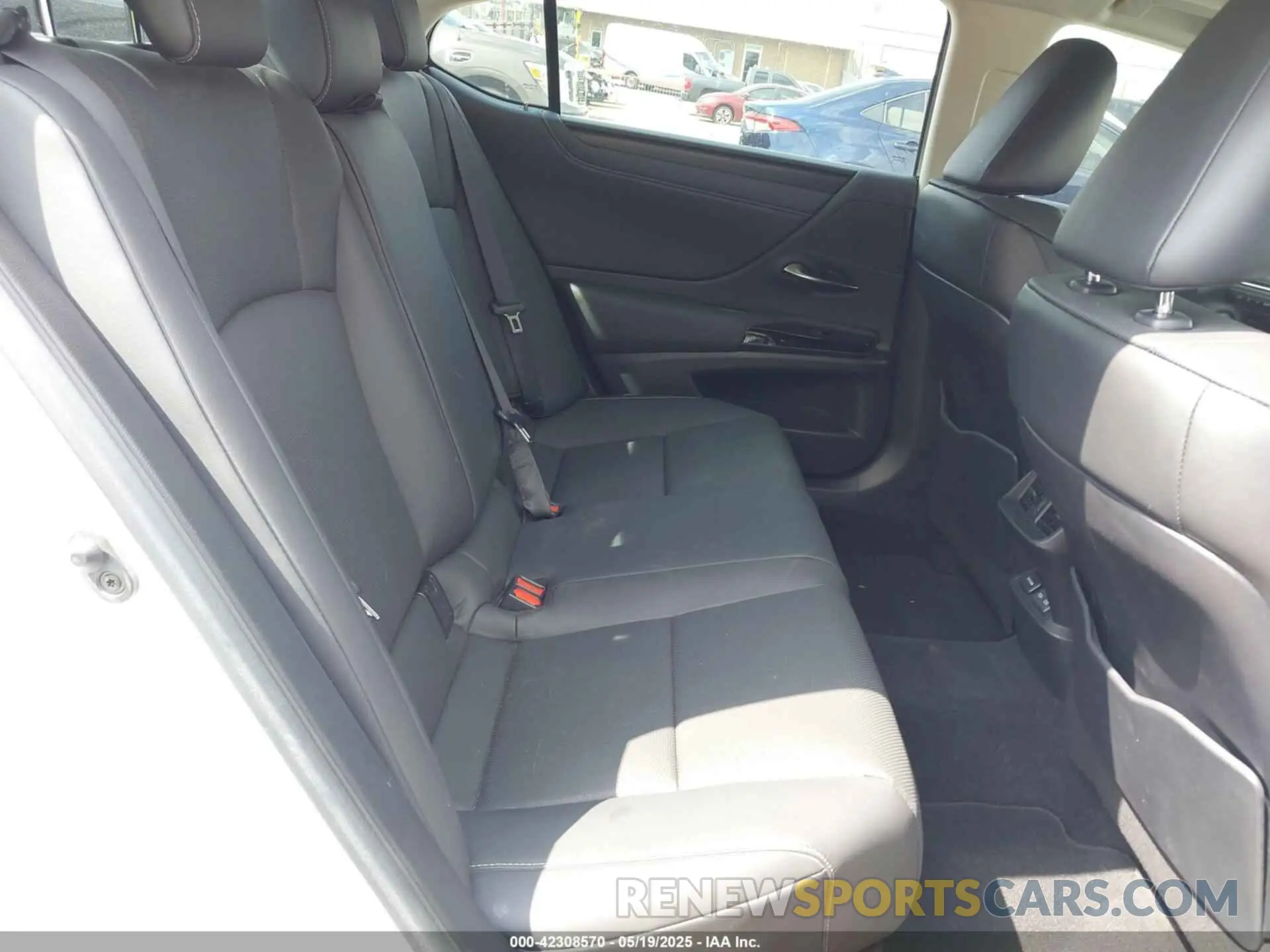 8 Photograph of a damaged car 58ADZ1B15PU151586 LEXUS ES 350 2023
