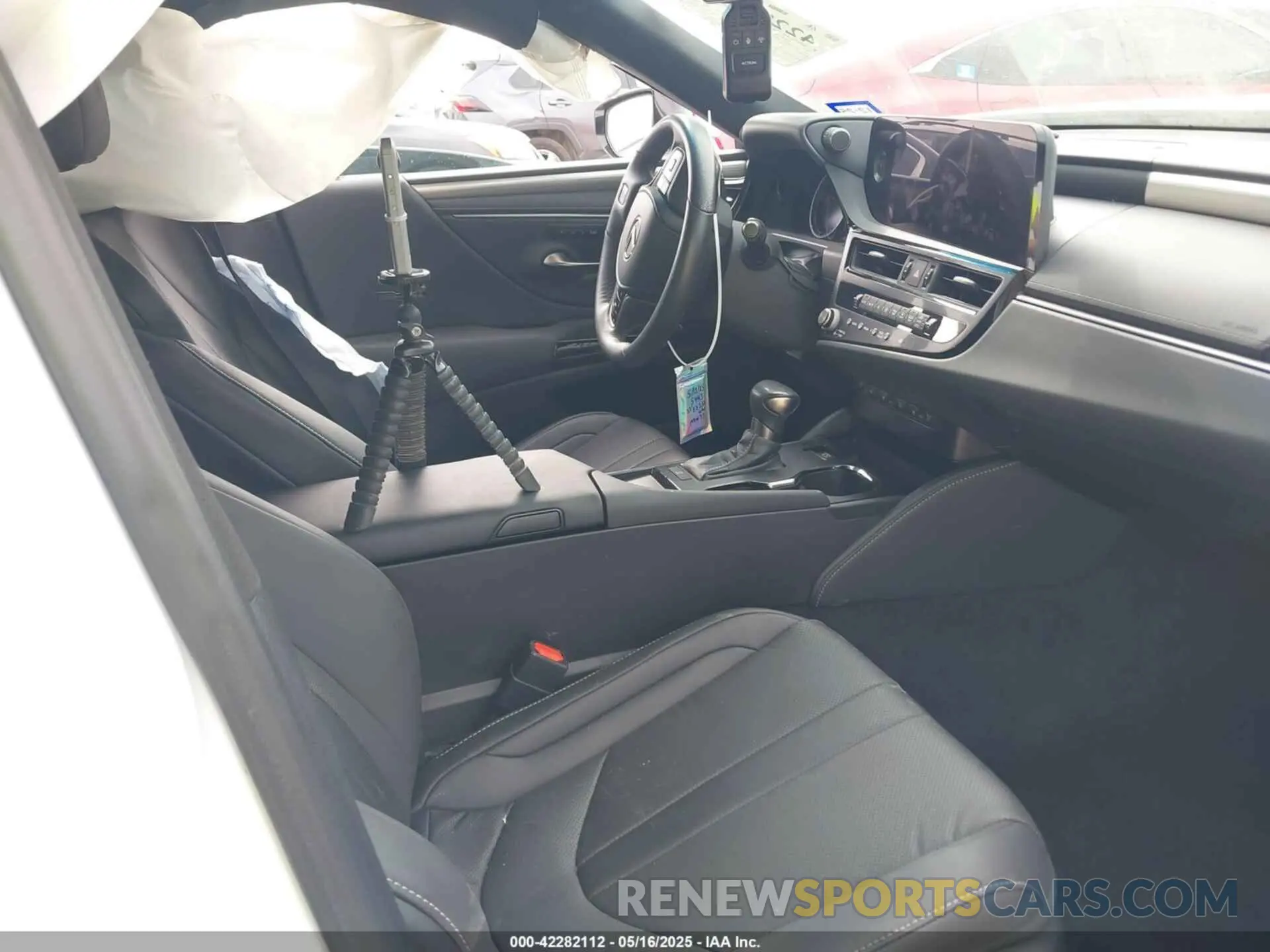 5 Photograph of a damaged car 58AJZ1B14PU145443 LEXUS ES 350 2023