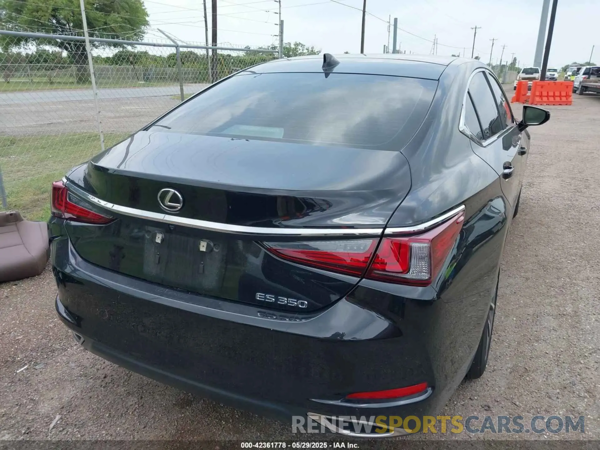 4 Photograph of a damaged car 58ADZ1B10RU183154 LEXUS ES 350 2024