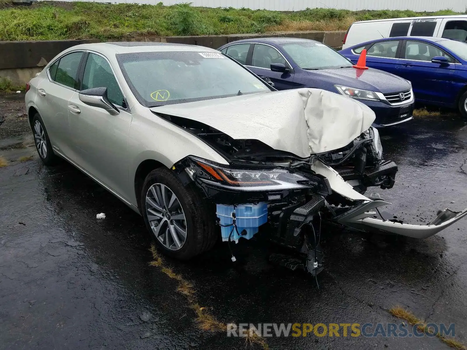 1 Photograph of a damaged car 58AB21B12KU001469 LEXUS ES300 2019