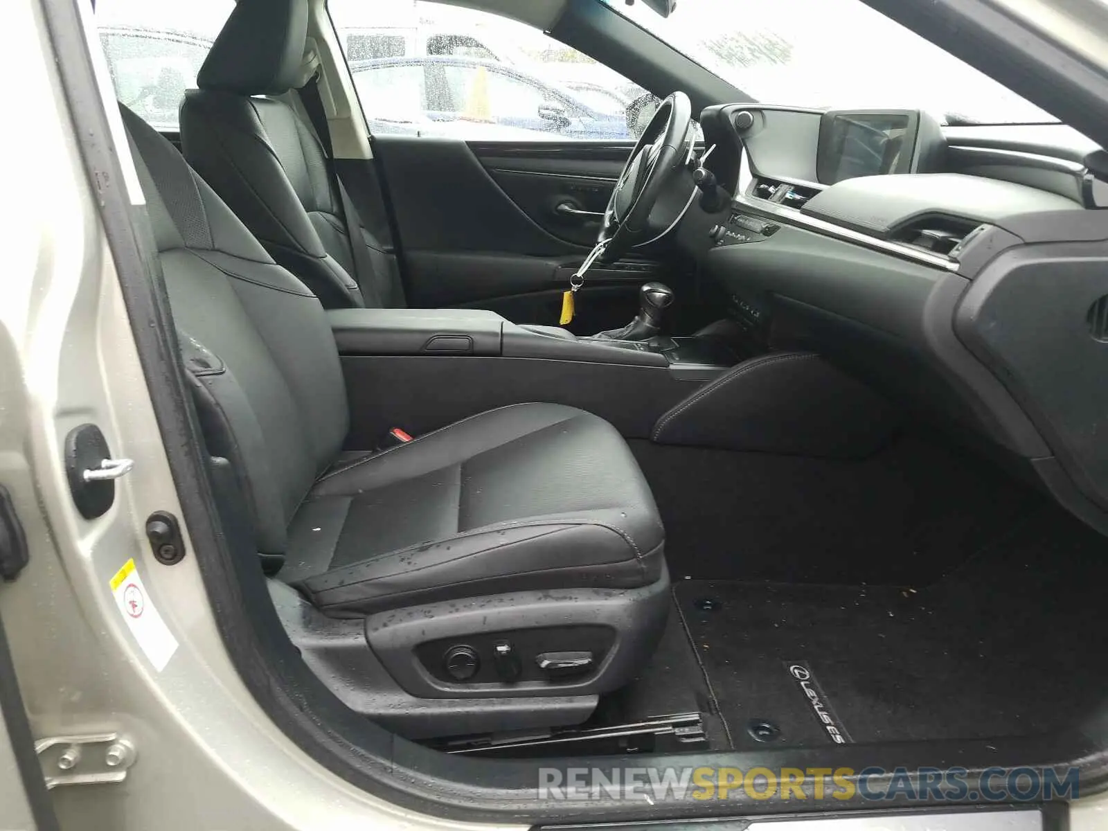 5 Photograph of a damaged car 58AB21B12KU001469 LEXUS ES300 2019