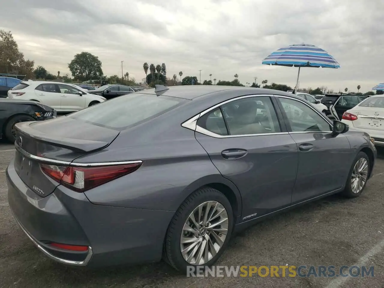 3 Photograph of a damaged car 58AE21B19LU012323 LEXUS ES300 2020