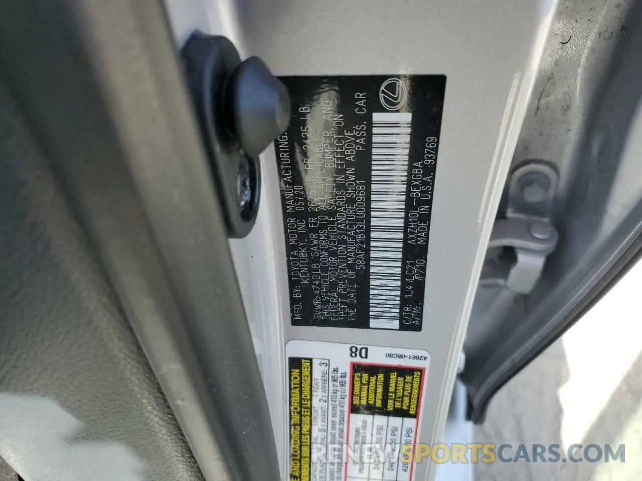 13 Photograph of a damaged car 58AF21B13LU009681 LEXUS ES300 2020