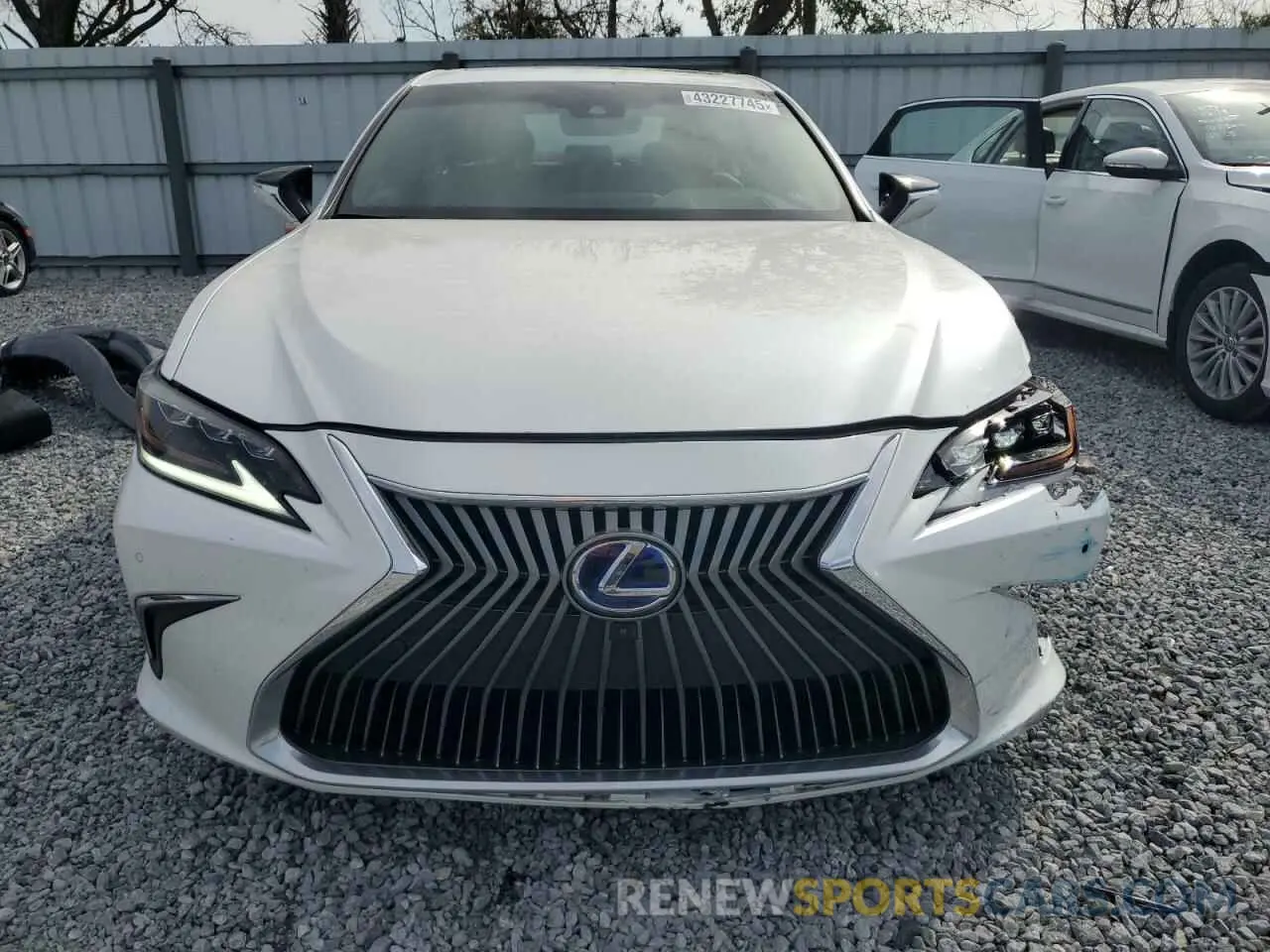 5 Photograph of a damaged car 58AF21B17LU009120 LEXUS ES300 2020
