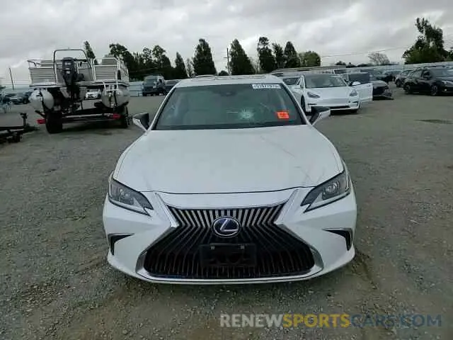10 Photograph of a damaged car 58ACA1C10MU011247 LEXUS ES300 2021