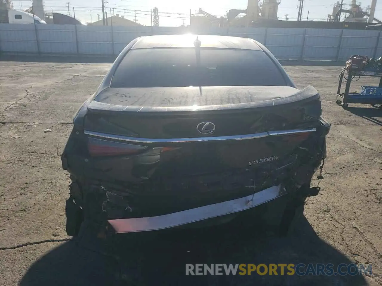 6 Photograph of a damaged car 58ADA1C18NU024057 LEXUS ES300 2022