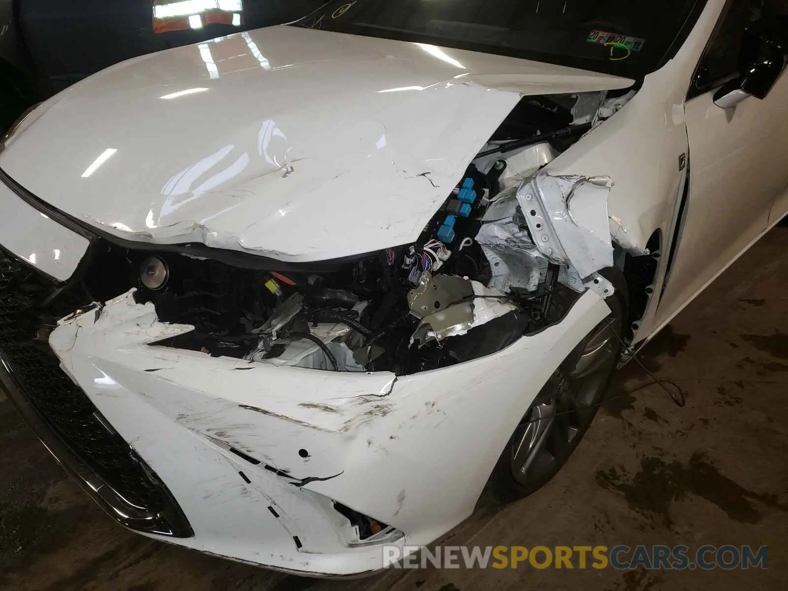9 Photograph of a damaged car 58ABZ1B11KU035608 LEXUS ES350 2019