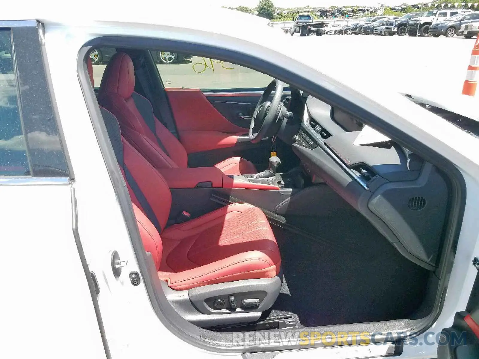 5 Photograph of a damaged car 58ABZ1B19KU032908 LEXUS ES350 2019