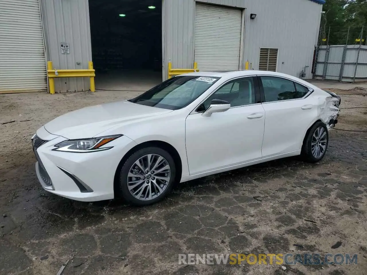 1 Photograph of a damaged car 58ADZ1B10LU069615 LEXUS ES350 2020