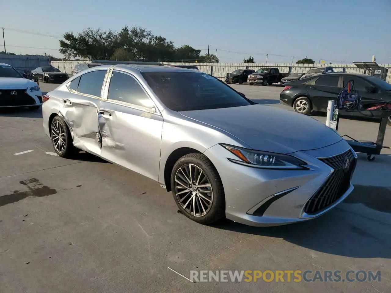 4 Photograph of a damaged car 58ADZ1B13NU117529 LEXUS ES350 2022