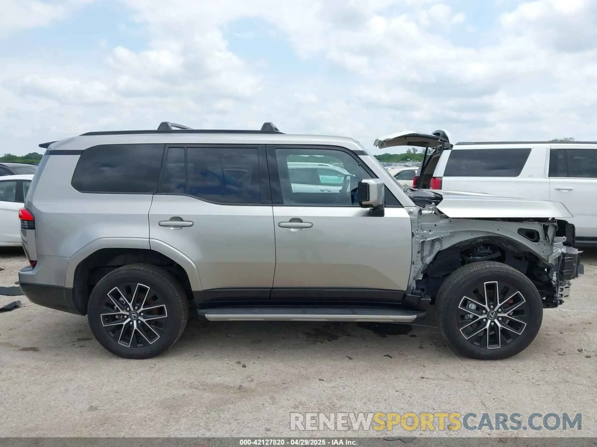 13 Фотография поврежденного автомобиля JTJTBCDX1R5019928 LEXUS GX 550 2024